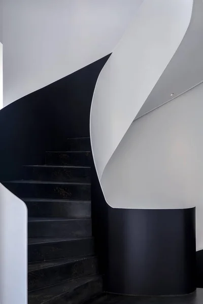 Vista Cercana Diseño Minimalista Simple Una Escalera Caracol Común Espacios — Foto de Stock