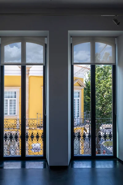 Jendela Tinggi Ruangan Kosong Dengan Banyak Cahaya Dengan Balkon Besi — Stok Foto