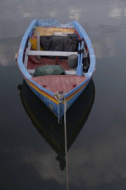 Rıhtımda demirli geleneksel Portekiz ahşap balıkçı teknesi manzarası.