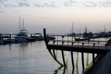 Günbatımında Olhao marinasına yanaşan eğlence ve balıkçı tekneleri, Algarve, Portekiz.