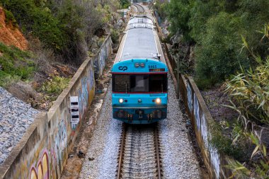 FUSETA, PORTUGAL - 1 ARALIK 2022: Fuseta, Algarve, Portekiz istasyonuna gelen tren.