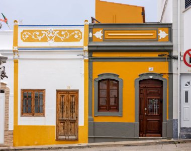 Platformların karmaşık tasarımlarıyla Algarve kırsal binalarının tipik mimarisi.