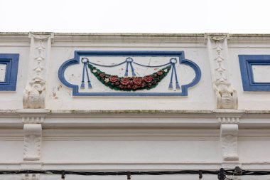 Platformların karmaşık tasarımlarıyla Algarve kırsal binalarının tipik mimarisi.