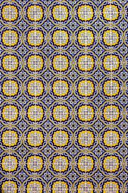 Şirin dizaynlı azulejolar ve karmaşık detaylarla tipik Fuseta binaları mimarisi, Algarve, Portekiz.