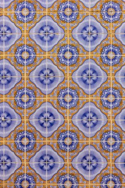 Şirin dizaynlı azulejolar ve karmaşık detaylarla tipik Fuseta binaları mimarisi, Algarve, Portekiz.