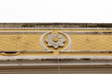 Platformların karmaşık tasarımlarıyla Algarve kırsal binalarının tipik mimarisi.