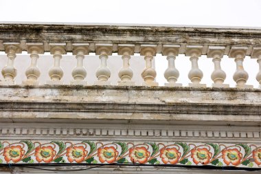 Platformların karmaşık tasarımlarıyla Algarve kırsal binalarının tipik mimarisi.