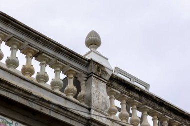 Platformların karmaşık tasarımlarıyla Algarve kırsal binalarının tipik mimarisi.