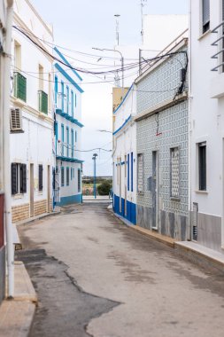 Portekiz 'in Algarve bölgesinde yer alan Fuseta köyünün tipik caddesi..