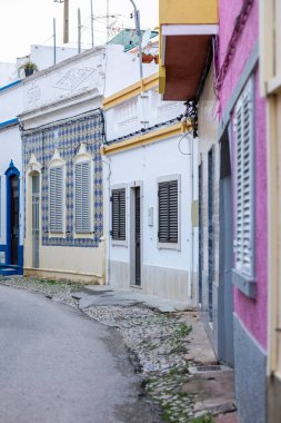 Platformların karmaşık tasarımlarıyla Algarve kırsal binalarının tipik mimarisi.