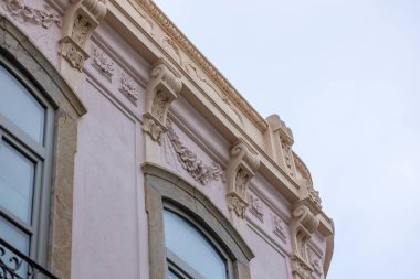 Platformların karmaşık tasarımlarıyla Algarve kırsal binalarının tipik mimarisi.