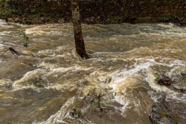 Şiddetli yağmurların Sao Bras de Alportel, Fonte Ferrea, Portekiz 'de yüksek akımlı kahverengi nehir suyu oluşturması görüntüsü.