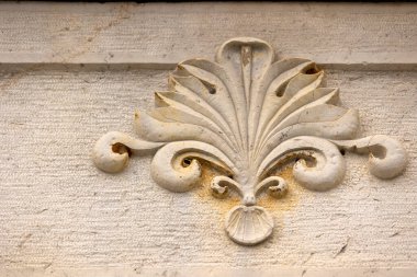 Tipik Portekiz evi ayrıntıları. Detaylı platform bantları ve renkli azulejo fayanslarıyla..