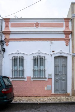 Tipik Portekiz evi ayrıntıları. Detaylı platform bantları ve renkli azulejo fayanslarıyla..