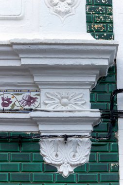 Tipik Portekiz evi ayrıntıları. Detaylı platform bantları ve renkli azulejo fayanslarıyla..