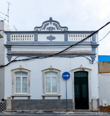 Algarve 'den tipik bir Portekiz evi. Detaylı platformları ve renkleri var..