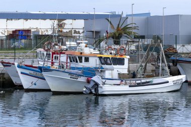 OLHAO, PORTUGAL - 11 Aralık 2022: Portekiz 'in Olhao şehrinin rıhtımlarında geleneksel balıkçı tekneleri.