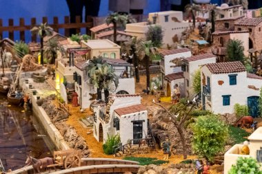 VILA REAL SANTO ANTONIO, PORTUGAL - 1 HAZİRAN 2023: Farklı iş ve dini faaliyetler arasında günlük yaşamı tasvir eden pek çok heykelciğin Noel İsa 'nın doğumu sahnesi.