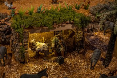 VILA REAL SANTO ANTONIO, PORTUGAL - 1 HAZİRAN 2023: Farklı iş ve dini faaliyetler arasında günlük yaşamı tasvir eden pek çok heykelciğin Noel İsa 'nın doğumu sahnesi.