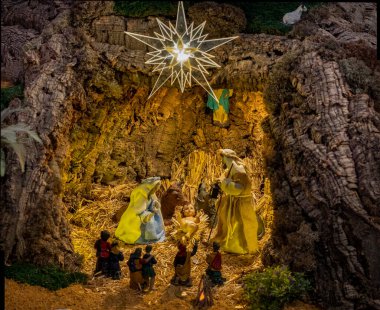 VILA REAL SANTO ANTONIO, PORTUGAL - 1 HAZİRAN 2023: Farklı iş ve dini faaliyetler arasında günlük yaşamı tasvir eden pek çok heykelciğin Noel İsa 'nın doğumu sahnesi.