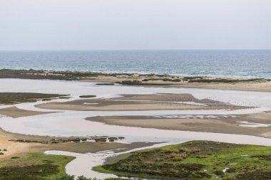 Portekiz 'in Algarve bölgesinde yer alan Cacela Velha köyünden sahile ve okyanusa manzara.
