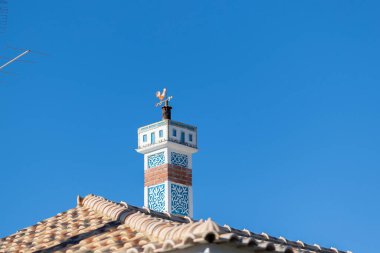 Platformların karmaşık tasarımlarıyla Algarve kırsal binalarının tipik mimarisi.