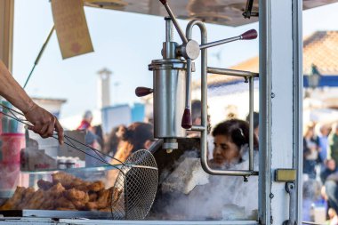 Açık hava hareketliliğinde kullanılan tipik fartura hamur makineleri..
