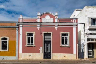 Portekiz, Avrupa 'da yer alan karmaşık ve farklı platibantlı Algarve binalarının tipik mimarisine yakından bakın..