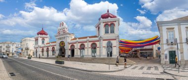 LOULE, PORTUGAL - 25 Haziran 2022: Portekiz 'in Algarve bölgesinde yer alan Loule şehrinin ikonik yerel market ve balık pazarı.