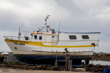 FUSETA, PORTUGAL - 18 Eylül 2022: Rıhtımda demirli geleneksel Portekiz ahşap balıkçı teknesinin görüntüsü.