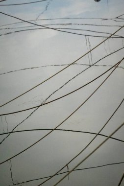 Birbiriyle kesişen birçok ipin soyut görünümü.