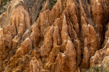 Portekiz 'in Algarve bölgesindeki Sandstone kaya oluşumuna yakından bakın..