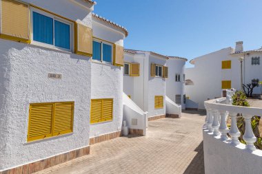 Portekiz 'in Algarve bölgesinde kiralanan tipik tatil evlerinin manzarası.