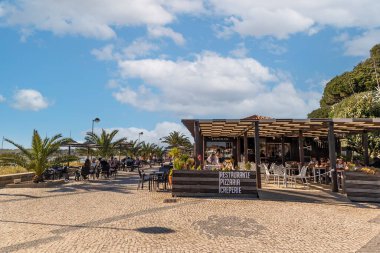 ALVOR, PORTUGAL - 16 Nisan 2023: Turizm için restoranları olan güzel Alvor şehir merkezi.