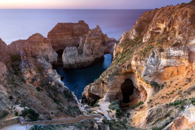 Portekiz 'in Lagos bölgesi yakınlarındaki Ponta da Piedade adlı güzel kıyı manzarası..
