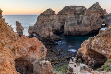 Portekiz 'in Lagos bölgesi yakınlarındaki Ponta da Piedade adlı güzel kıyı manzarası..
