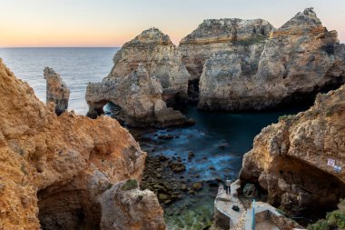 Portekiz 'in Lagos bölgesi yakınlarındaki Ponta da Piedade adlı güzel kıyı manzarası..