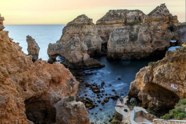 Portekiz 'in Lagos bölgesi yakınlarındaki Ponta da Piedade adlı güzel kıyı manzarası..
