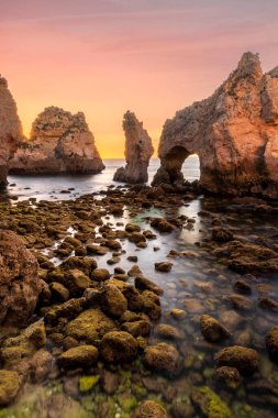 Portekiz 'in Lagos bölgesi yakınlarındaki Ponta da Piedade adlı güzel kıyı manzarası..