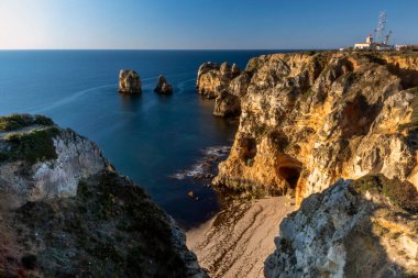 Portekiz 'in Lagos bölgesi yakınlarındaki Ponta da Piedade adlı güzel kıyı manzarası..