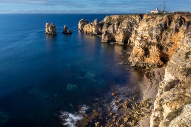 Portekiz 'in Lagos bölgesi yakınlarındaki Ponta da Piedade adlı güzel kıyı manzarası..