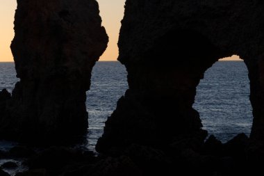 Portekiz 'in Lagos bölgesi yakınlarındaki Ponta da Piedade' de güzel kıyı kayalık oluşumları.