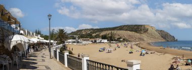 Lagos bölgesindeki Luz plajının güzel manzarası, Algarve, Portekiz.