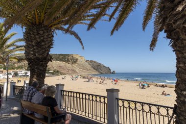 Lagos bölgesindeki Luz plajının güzel manzarası, Algarve, Portekiz.