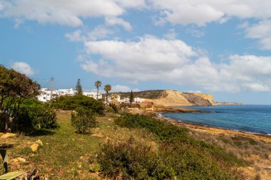 Lagos bölgesindeki Luz plajının güzel manzarası, Algarve, Portekiz.