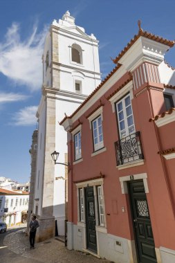 LAGOS, PORTUGAL - 16 Nisan 2023: Lagos şehrindeki Barok St. Anthony Kilisesi anıtı manzarası.