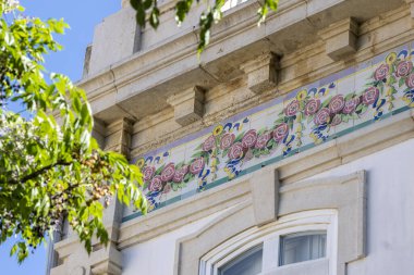 LAGOS, PORTUGAL, 16 APRIL 2023: Lagos caddelerinin tepesindeki Azulejo fayans sanat eseri.