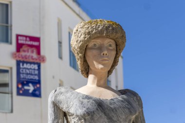 LAGOS, PORTUGAL, 16 APRIL 2023: Lagos kasabası, Algarve, Portekiz 'de Dom Sebastiao' nun heykeli