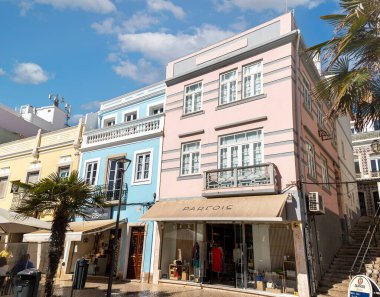 LAGOS, PORTUGAL, 16 Nisan 2023: Lagos, Algarve, Portekiz 'in güzel şehir merkezi manzarası.