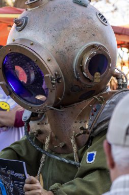 ALCOUTIM, PORTUGAL: 25 Mart 2023: Kaçakçılık Festivali (Contrabando), pek çok insanın nehri geçmek için toplandığı, Sanlucar de Guadiana, Huelva, Endülüs, İspanya.